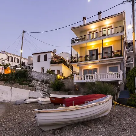 Eftopia Beachfront 3-bedrooms *